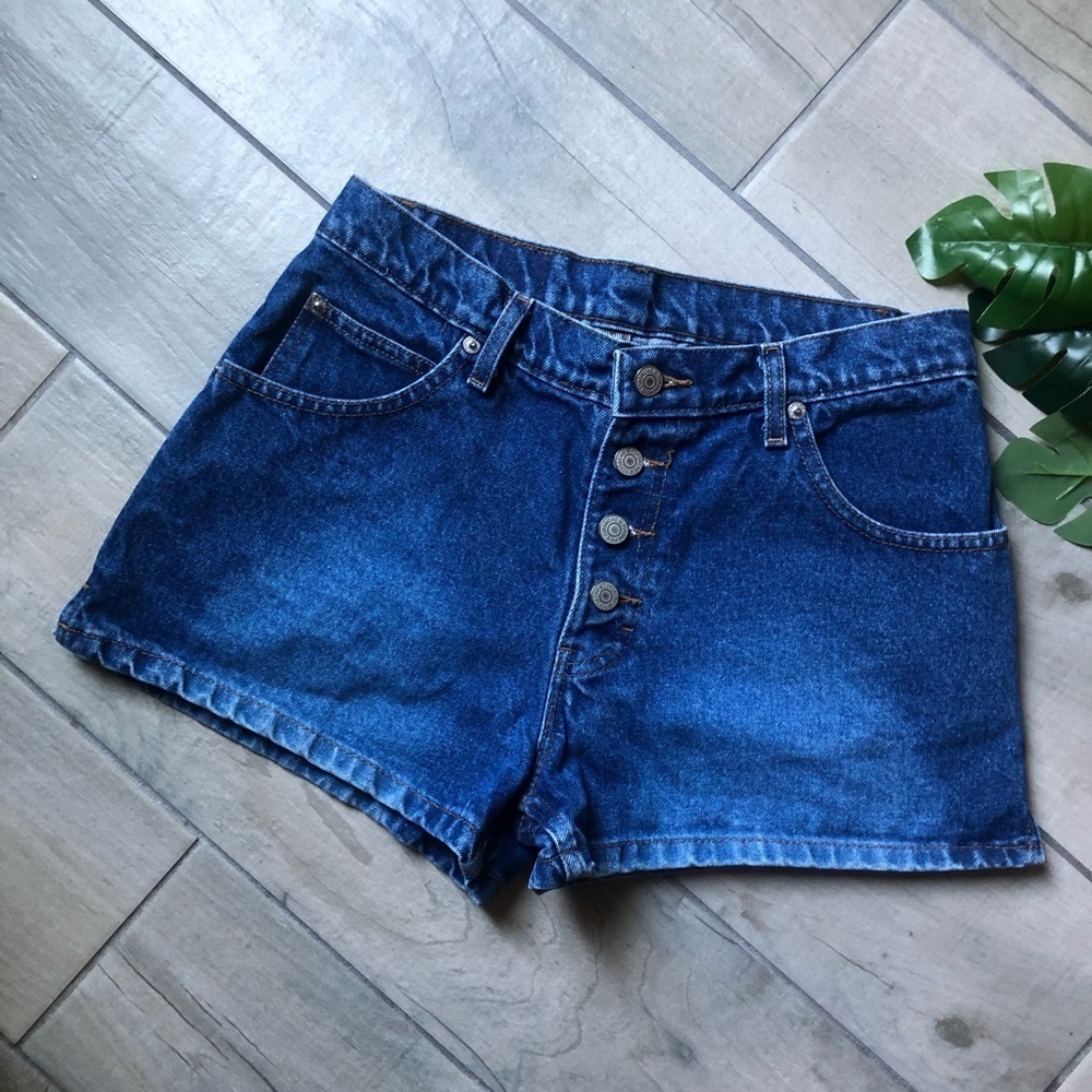 Vintage Jordache high-waisted button fly denim shorts. Size 9